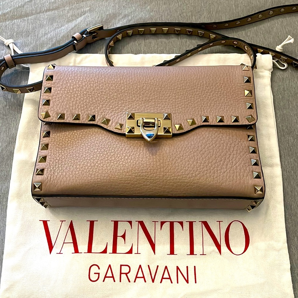 NWT Valentino Garavani Medium Rockstud Leather Shoulder Bag Poudre